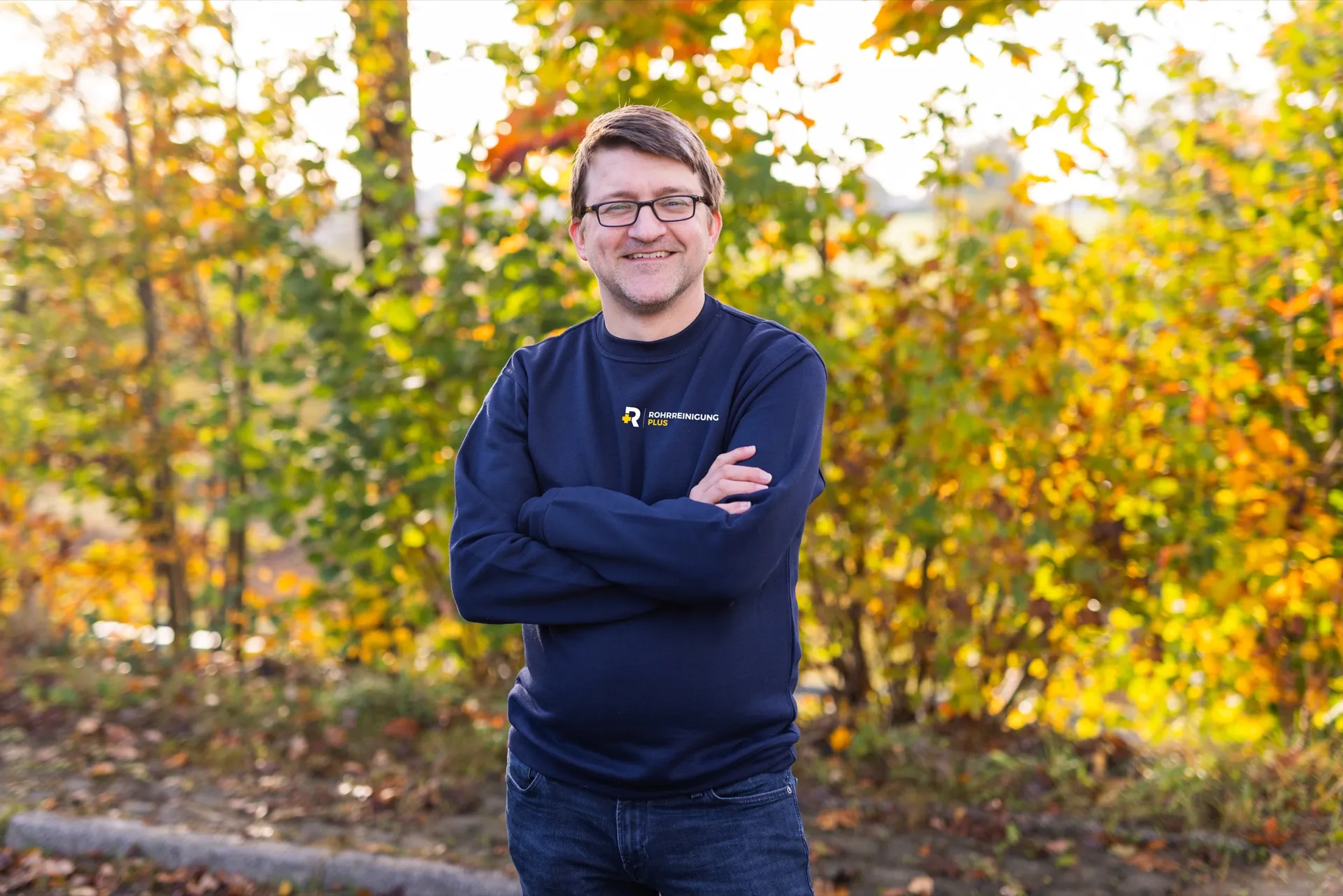 Techniker in Rohrreinigung-Plus-Pullover mit verschränkten Armen
